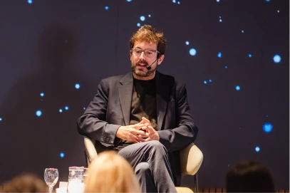 borja sentado