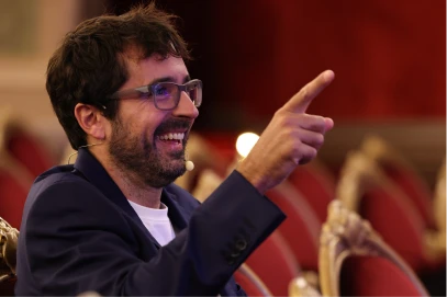 borja sonriendo